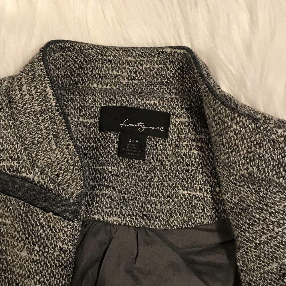 Short Tweed Jacket - Picture 4 of 4